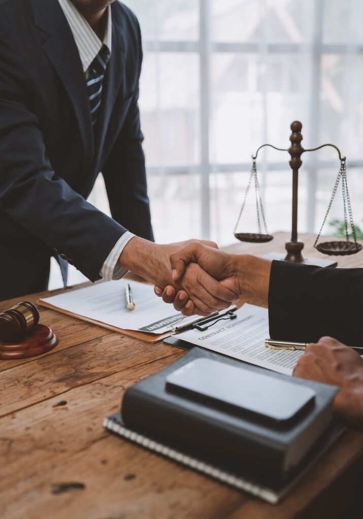 Lawyers join hands with business people to sign a partnership agreement on cooperation agreements re